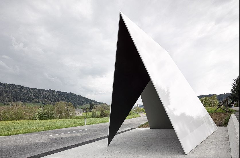 ΦΩΤΟ-Το χωριό με τις 7 πιο εντυπωσιακές στάσεις λεωφορείων