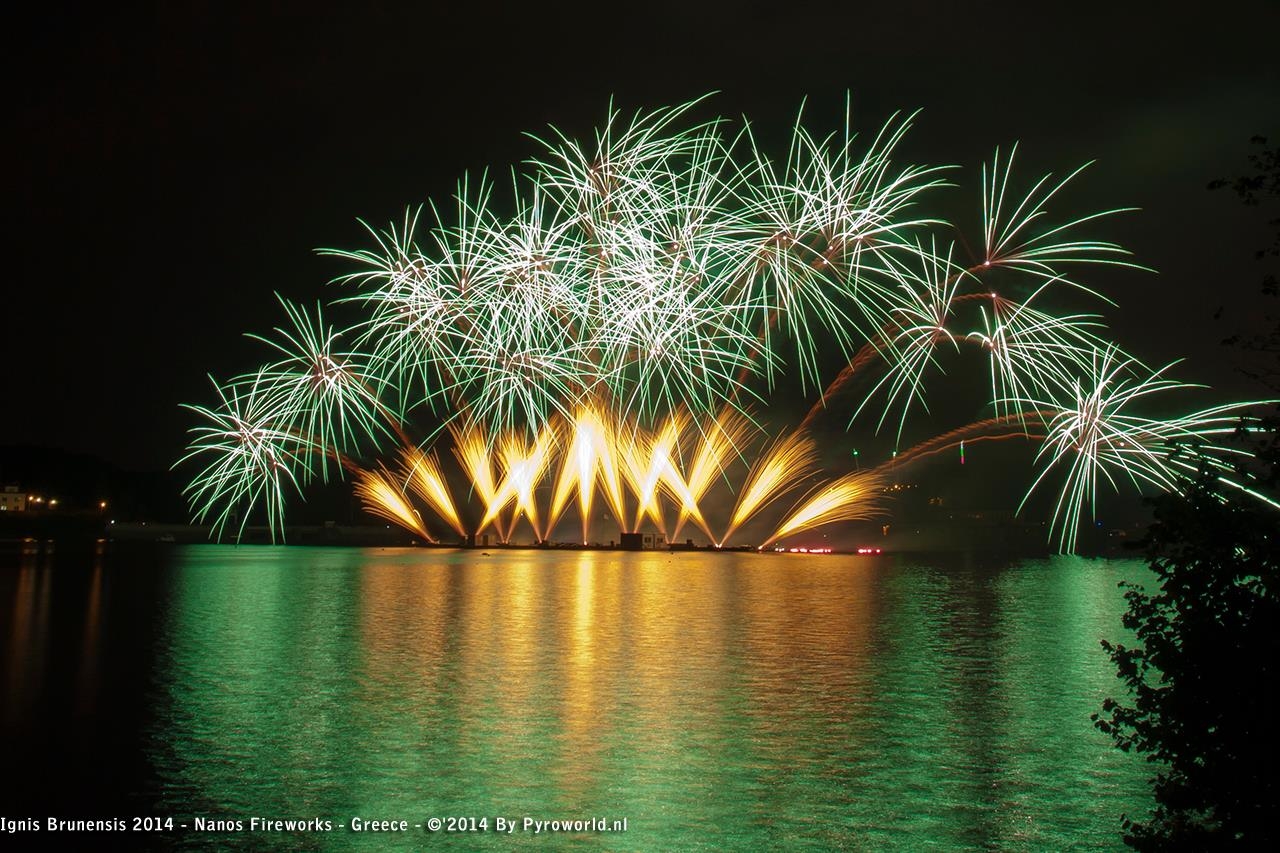 ΦΩΤΟ-Ελληνικά πυροτεχνήματα στον ουρανό της Τσεχίας