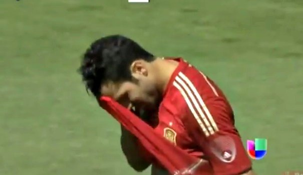 ΒΙΝΤΕΟ-Στα… πουλιά έστειλε τη μπάλα ο Φάμπρεγας