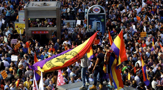ΦΩΤΟ-Οι Ισπανοί πανηγυρίζουν για την παραίτηση του Χουάν Κάρλος