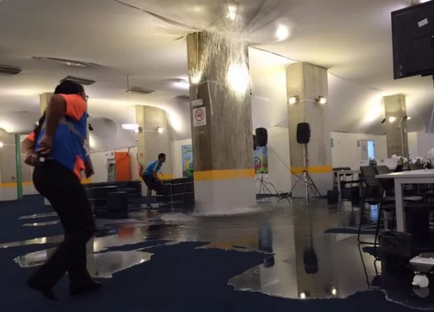 ΦΩΤΟ-Πλημμύρισε το κέντρο Τύπου στο Νατάλ