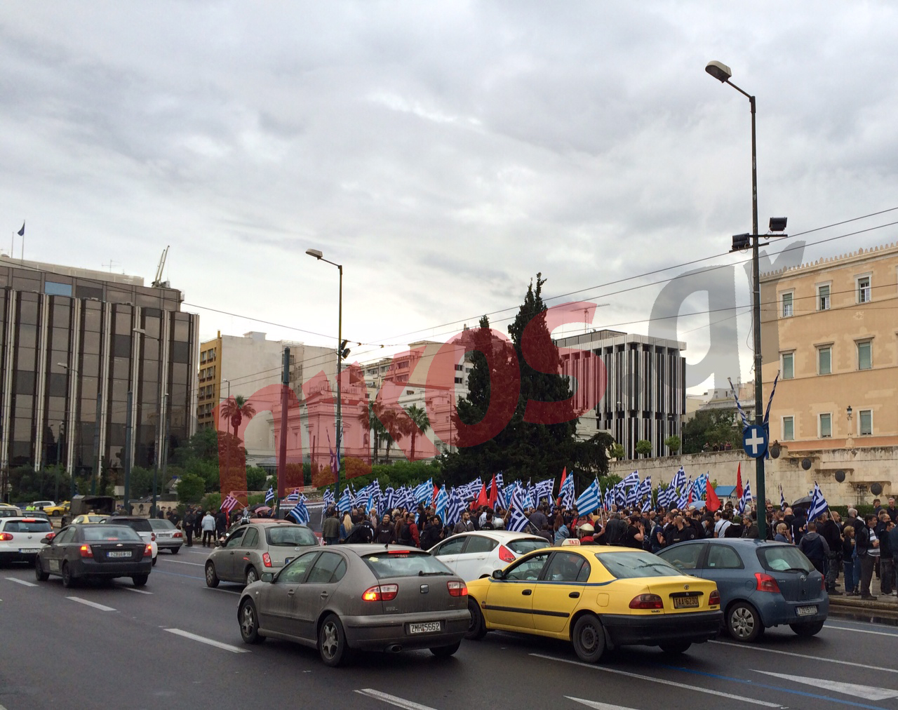 ΦΩΤΟ-Έξω από την Βουλή μέλη της Χρυσής Αυγής