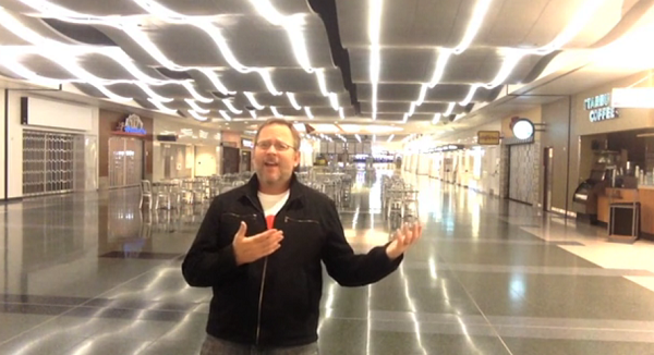 ΒΙΝΤΕΟ-Ξέμεινε στο αεροδρόμιο και γύρισε βίντεο κλιπ