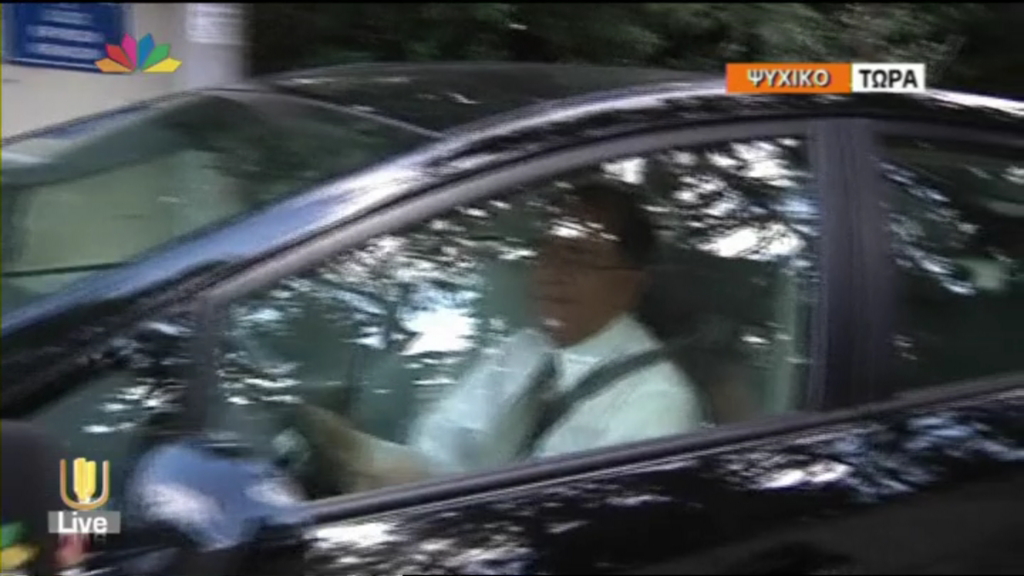 ΒΙΝΤΕΟ-Ο υπουργός Οικονομικών αναχωρεί από το σπίτι του