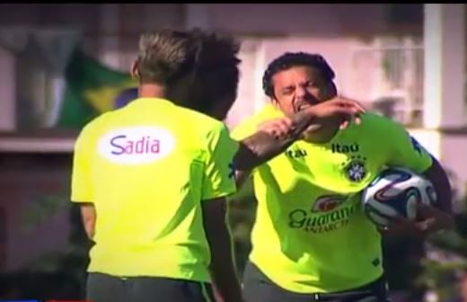 ΒΙΝΤΕΟ-Ο Φρεντ προσπαθεί να δαγκώσει σαν τον Σουάρες