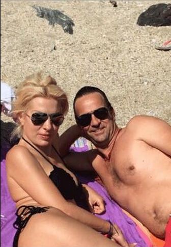 ΦΩΤΟ-H Ελένη ανεβάζει selfie με τον Ματέο στην παραλία