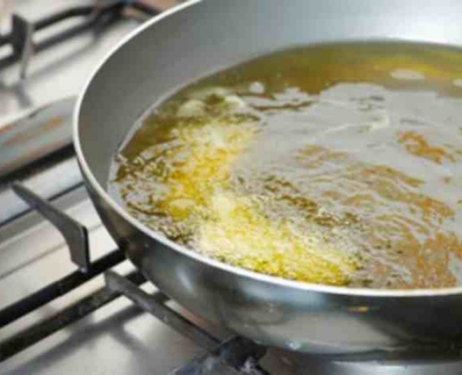 Το λάδι τηγανίσματος στους… μεντεσέδες