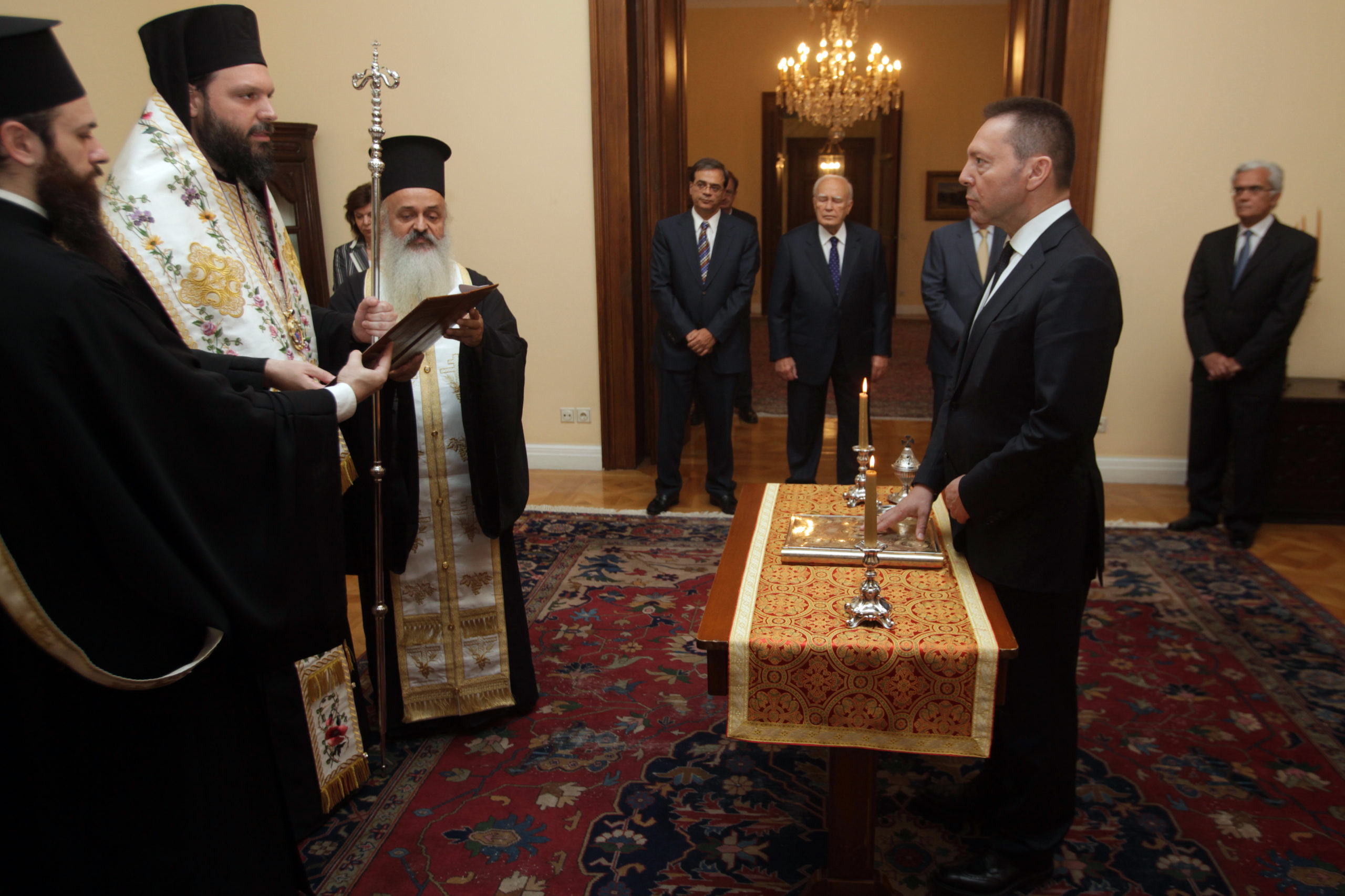 ΦΩΤΟ-Ορκίστηκε διοικητής της ΤτΕ ο Στουρνάρας