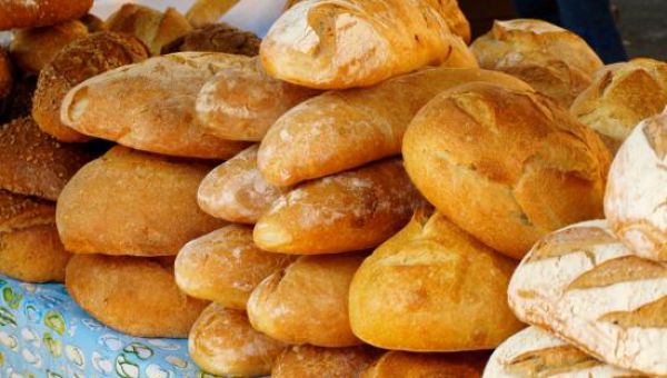 Οι Έλληνες κόβουν και το ψωμί