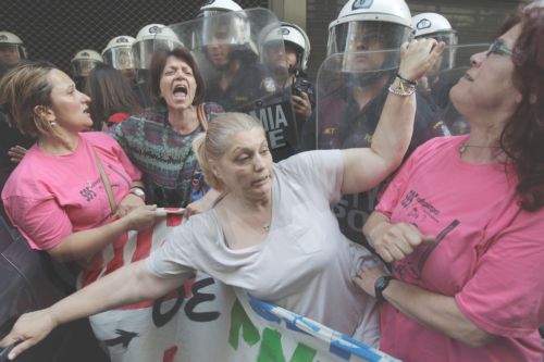 ΤΩΡΑ-Επεισόδια στο υπουργείο Οικονομικών