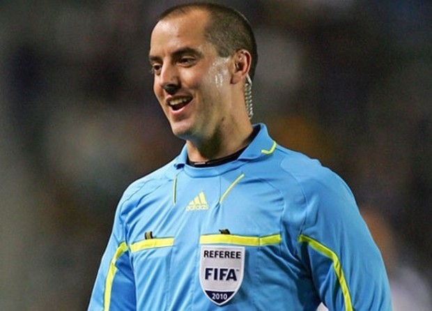 Ένας πρωτάρης σφυρίζει την εθνική