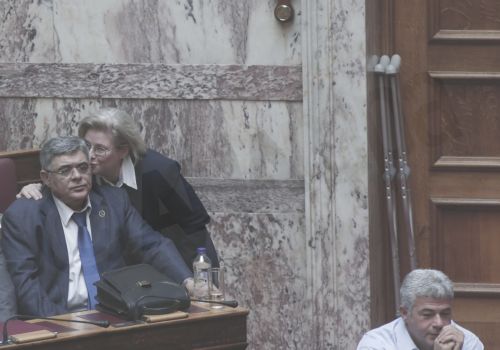 ΦΩΤΟ-Το φιλί της Ζαρούλια στον Μιχαλολιάκο