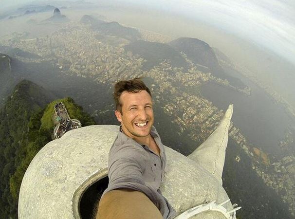 ΦΩΤΟ-Selfie στο Άγαλμα του Ιησού στο Ρίο
