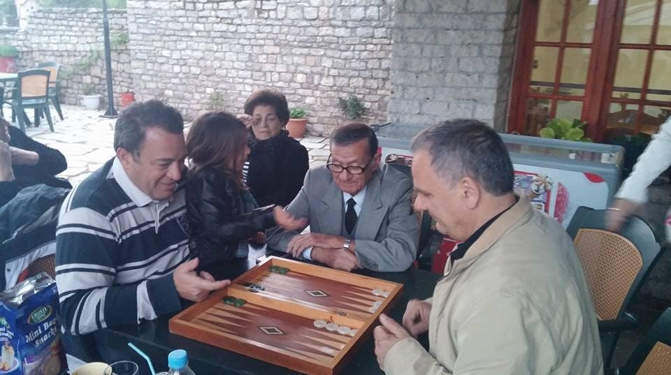 ΦΩΤΟ-Βουλευτές παίζουν τάβλι