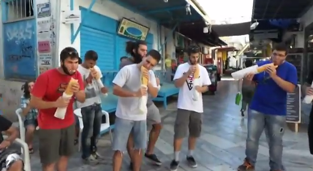 BINTEO-Εσύ πόσο γρήγορα τρως ένα Hot Dog μισού μέτρου;