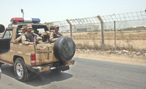 Διέφυγαν οι ένοπλοι που επιτέθηκαν στο αεροδρόμιο του Καράτσι