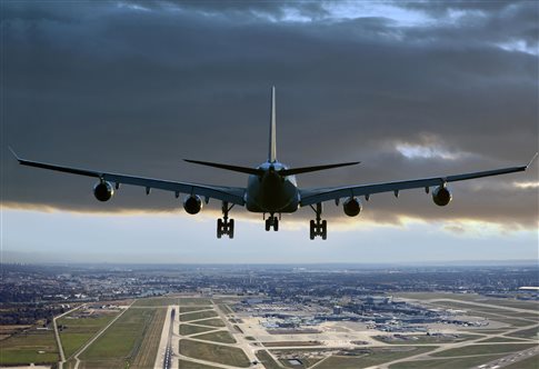 Επιβάτης έπαθε αμόκ και επιτέθηκε στο πιλοτήριο