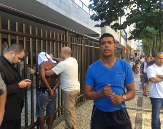 ΦΩΤΟ-Παλαίμαχος ποδοσφαιριστής συνέλαβε ληστή