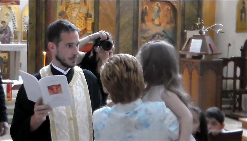 ΒΙΝΤΕΟ-Ιερέας αποχωρεί μετά την άρνηση του 3χρονου κοριτσιού να βαπτιστεί