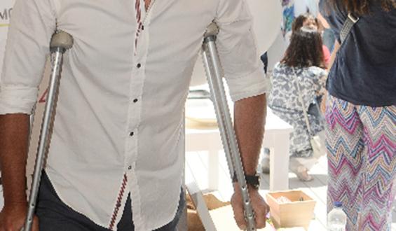 ΦΩΤΟ-Έλληνας ηθοποιός με πατερίτσες