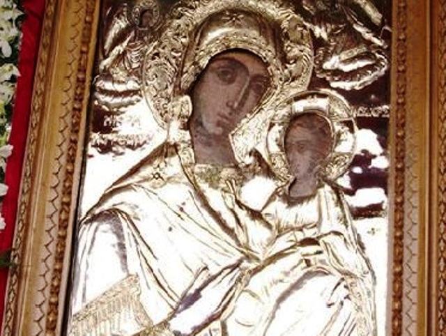 Μοναχός λιθοβόλησε εικόνα