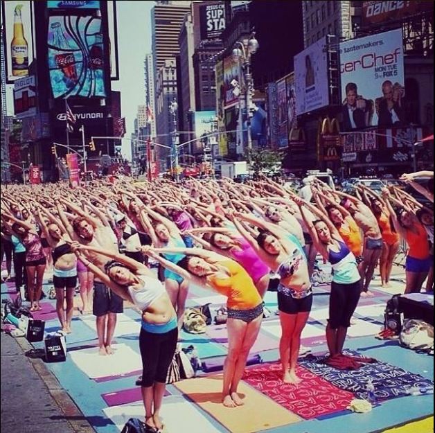 ΦΩΤΟ-Χιλιάδες Νεοϋρκέζοι έκαναν γιόγκα στην Times Square