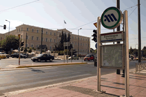 Λεωφορείο έπεσε σε στάση στο Σύνταγμα