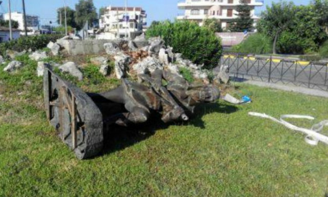 Άρτα-Άγνωστοι γκρέμισαν το άγαλμα του “Εύζωνα”