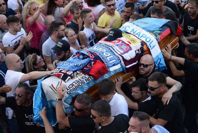 ΦΩΤΟ- Θρηνεί όλη η Ιταλία τον χαμό του Εσπόζιτο