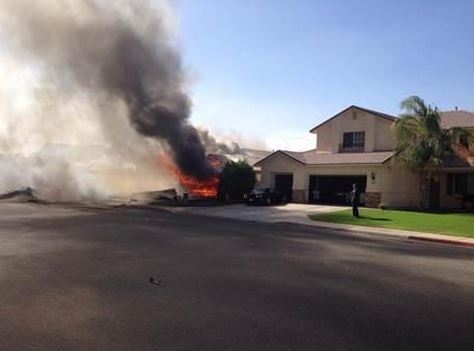 ΦΩΤΟ-Στρατιωτικό αεροσκάφος συνετρίβη πάνω σε σπίτια στην Καλιφόρνια
