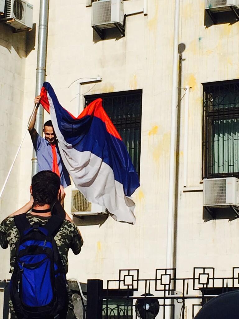 ΒΙΝΤΕΟ-Κατέβασαν τη σημαία της ρωσικής πρεσβείας στο Κίεβο