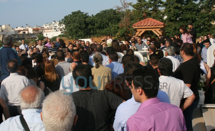 ΦΩΤΟ-Θρήνος στην κηδεία του Γιώργου Σηφάκη