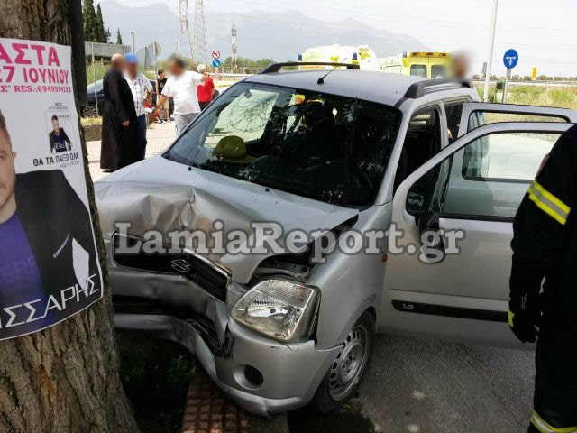 ΦΩΤΟ-Έχασε τον έλεγχο και καρφώθηκε στο δέντρο