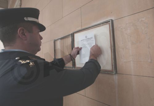 ΦΩΤΟ-Ο Φρούραρχος θυροκολλεί την απόφαση για το κλείσιμο της Βουλής