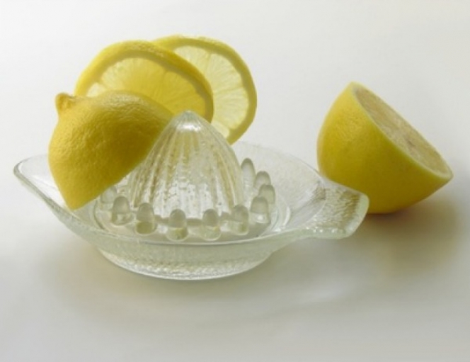 Το κόλπο για να ξεζουμίσεις εύκολα ένα λεμόνι