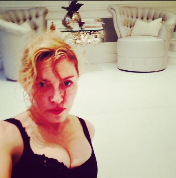 ΦΩΤΟ-Η Μαντόνα με μπούργκα