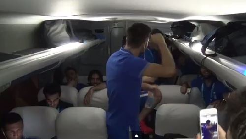 ΒΙΝΤΕΟ-Οι τρελοί πανηγυρισμοί των διεθνών στο πούλμαν-Ο Σάμαρης δίνει το ρυθμό-Δείτε τα γκολ