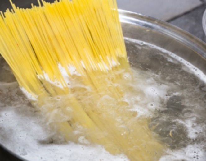 Ένα έξυπνο trick για να μην ξεχειλίζει το βραστό νερό από την κατσαρόλα