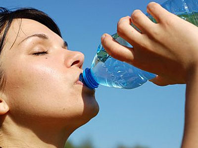 Πόσο νερό να πίνω τις ζεστές μέρες;