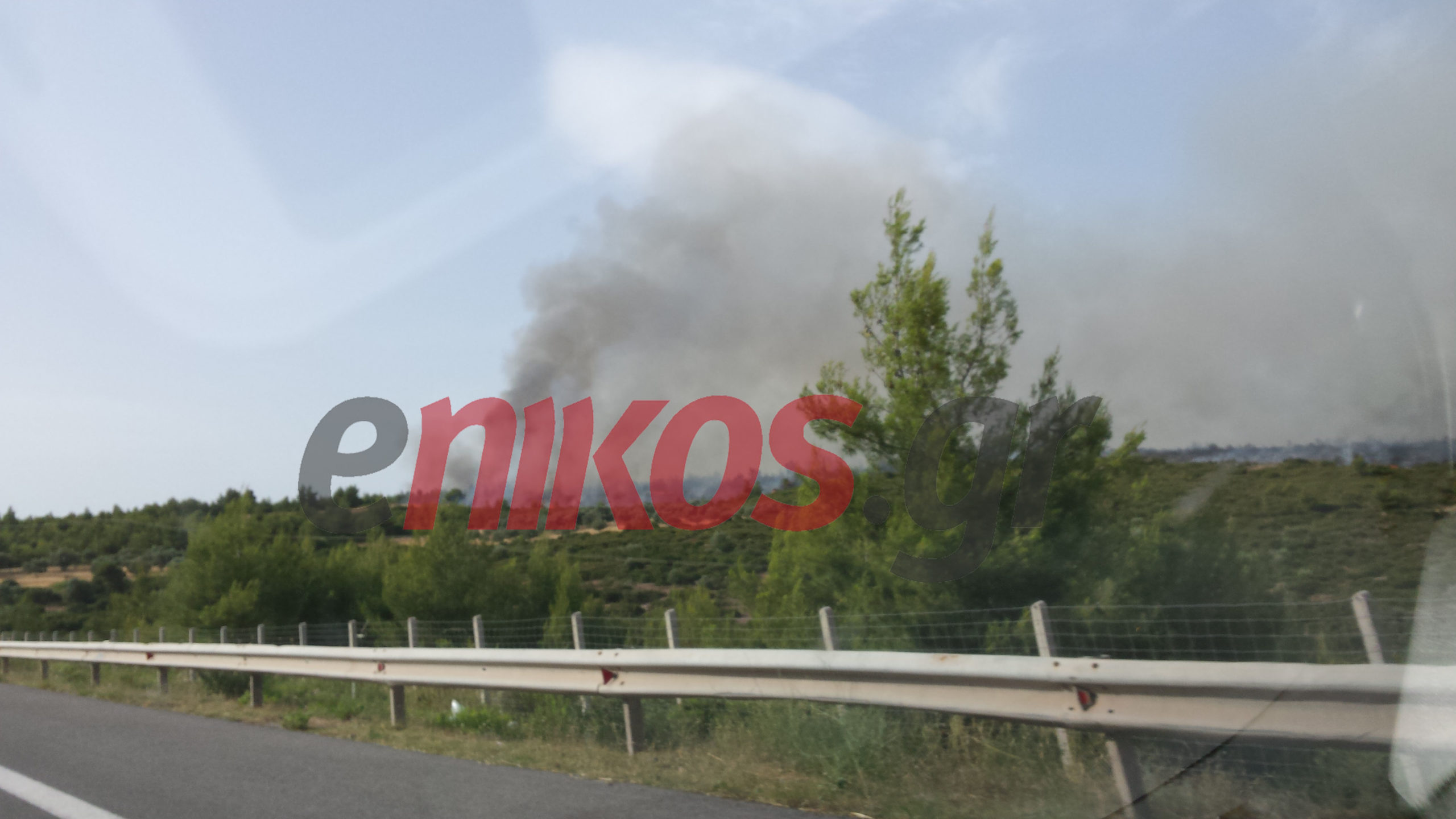 ΦΩΤΟ-Μαίνεται η πυρκαγιά στη Μαλεσίνα