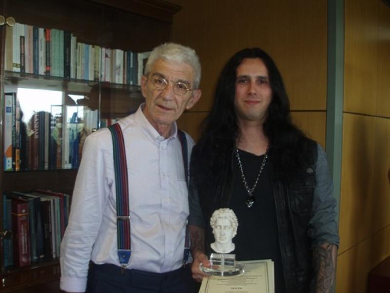 ΦΩΤΟ-O Μπουτάρης βράβευσε τον κιθαρίστα του Ozzy Osbourne