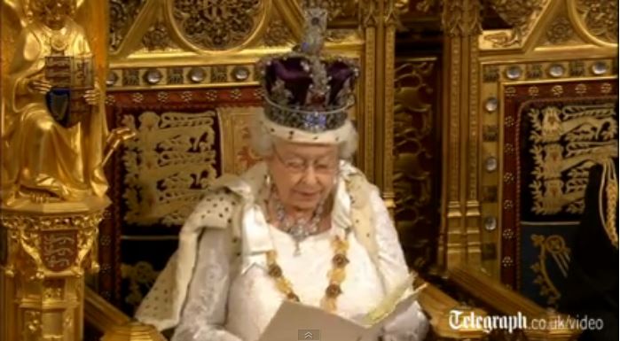 ΒΙΝΤΕΟ-Αγόρι λιποθύμησε δίπλα στη βασίλισσα Ελισάβετ