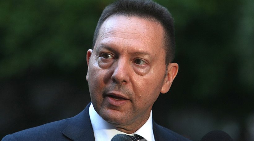 Ξεκινά τα μπάνια του στην Σύρο ο Στουρνάρας