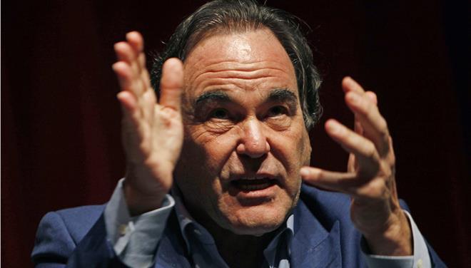Ο Όλιβερ Στόουν ετοιμάζει ταινία για τον Σνόουντεν