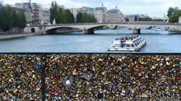Κατέρρευσε τμήμα γέφυρας από το βάρος των «λουκέτων αγάπης»