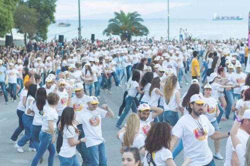 ΦΩΤΟ-Έσπασαν το ρεκόρ Guinness χορεύοντας σάλσα