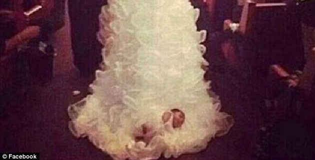 ΦΩΤΟ-“Έσερνε” το μωρό με το νυφικό της