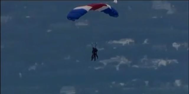 ΒΙΝΤΕΟ-Ο 90χρονος Τζορτζ Μπους έκανε ελεύθερη πτώση