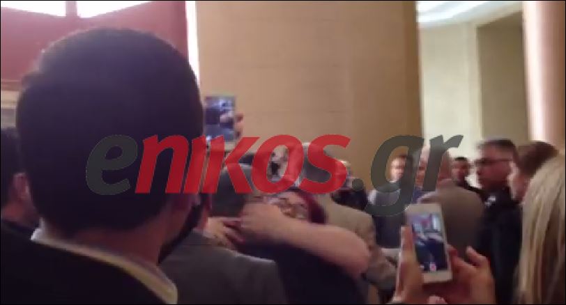 ΒΙΝΤΕΟ-Η αγκαλιά της Ουρανίας και τα συνθήματα για τον Μιχαλολιάκο μέσα στη βουλή