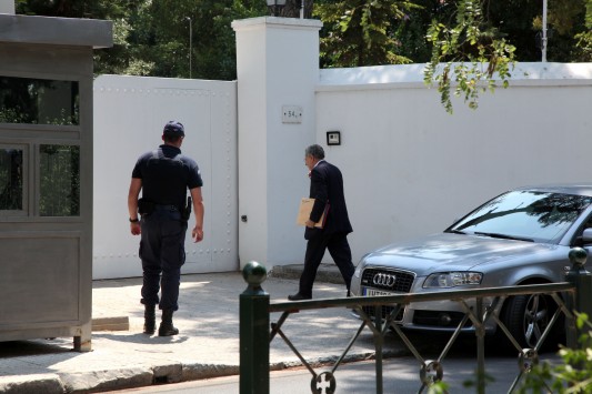 ΤΩΡΑ-Προσαγωγές κοντά στο σπίτι του Σαμαρά